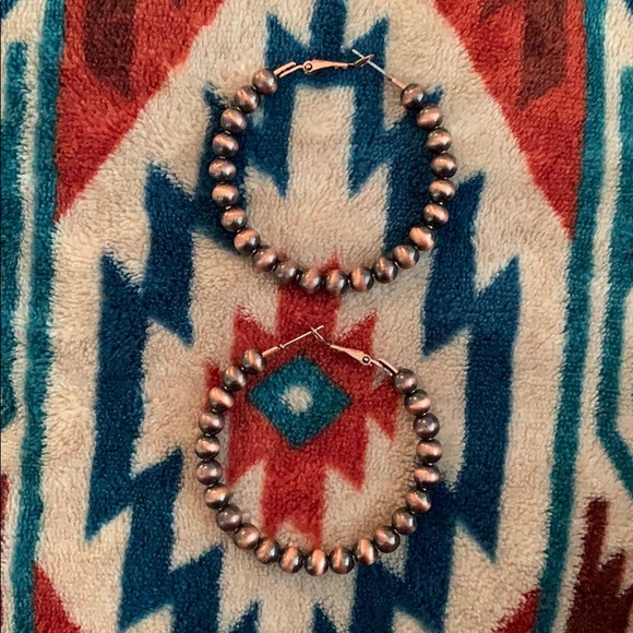 Navajo Pearl Hoop Earrings - Picture 3 of 3